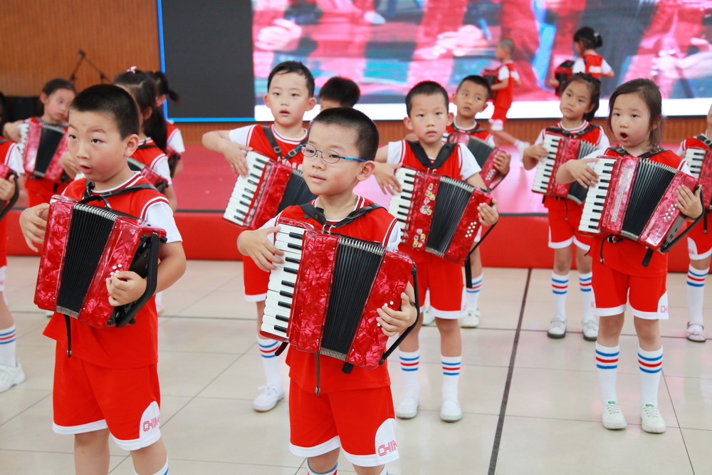 幼兒保教中心成功舉行《我和我的祖國》手風琴快閃活動